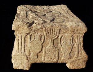Relief, das einen siebenarmigen Menora darstellt, Magdala-Synagoge von Unbekannt