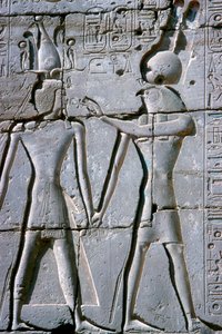 Relief von Amun-Ra, der Rameses II. Leben gibt, Tempel von Rameses II., Luxor, Ägypten, ca. 1250 v. Chr.