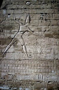 Relief von Ramses III., das Feinde erschlägt, Totentempel von Ramses III., Medinat Habu, ca. 1200 v. Chr. von Unbekannt