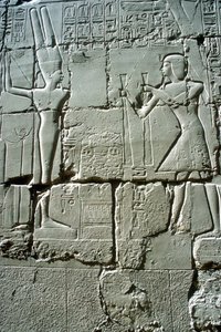 Relief von Ramses II., der dem Fruchtbarkeitsgott Min opfert, Tempel des Amun, Karnak, Ägypten