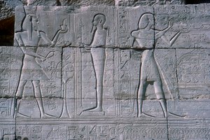 Relief zeigt Ramses II. vor Ptah, Das Ramesseum, Tempel von Ramses II., Luxor, Ägypten