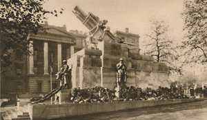 Darstellung eines 9-Zoll-Haubitze aus Stein, die große Kontroversen verursachte, ca. 1935