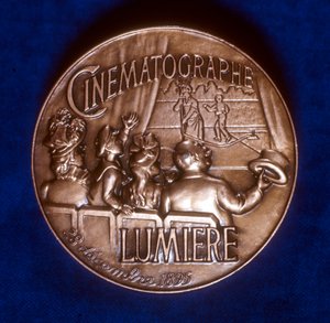 Rückseite der Medaille zur Erinnerung an 50 Jahre Kinematographie durch die Brüder Lumière, 1945