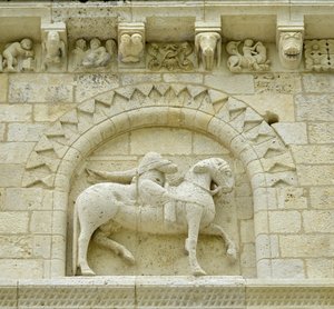 Romanische Kunst: Detail der Fassade darstellend Hugues de Surgeres und Geoffroy de Vendome oder Kaiser Konstantin I. der Große, dessen Pferdefuß Häresie und Christus, der das Böse und den Tod triumphiert, zertreten würde, Notre Dame (Notre-Dame) de Surger