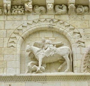 Romanische Kunst: Detail der Fassade darstellend Hugues de Surgeres und Geoffroy de Vendome oder Kaiser Konstantin I. der Große, dessen Pferdefuß Häresie und Christus, der das Böse und den Tod triumphiert, zertreten würde, Notre Dame (Notre-Dame) de Surger
