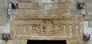 Romanische Kunst: Türsturz, der eine Gruppe von Aposteln darstellt, die Christus umgeben, unterstützt von zwei Engeln. Kirche von Saint Michael von Saint Genis des Fontaines. 11. Jahrhundert (Ostpyrenäen)