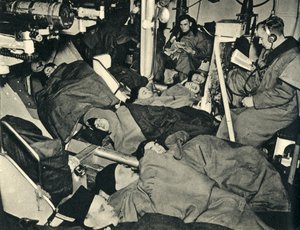 Royal Marines schlafen im Geschützhaus eines Kriegsschiffs, Zweiter Weltkrieg, ca. 1939-1943, 1944 von Unbekannt