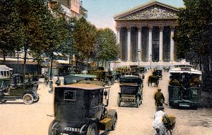 Rue Royale und die Madeleine, Paris, mit Autos und einem Motorbus auf der Straße, ca. 1900 von Unbekannt