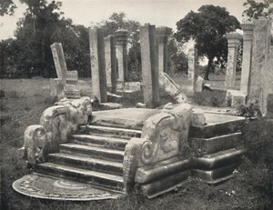 Ruinen einer Pfeilerhalle, davor Treppe mit Mondstein, s. Tafel 79, Anuradhapura, 1926 von Unbekannt
