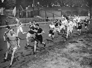 Halbmeilenlauf am Civil Service Sports Day, Stamford Bridge, London