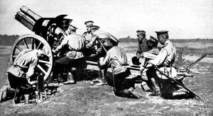 Russische Haubitze beim Übungsschießen, Erster Weltkrieg, 1914 von Unbekannt