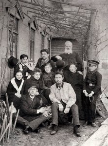 Der russische Autor Anton Tschechow mit Familie und Freunden, 1890 von Unbekannt