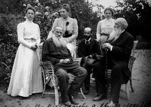 Russischer Autor Leo Tolstoi mit Besuchern, Jasnaja Poljana, Russland, späte 19. oder frühes 20. Jahrhundert