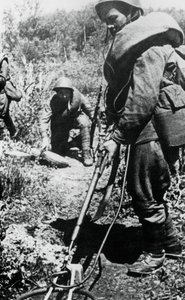 Russische Soldaten räumen Minen westlich von Minsk, 1944