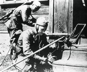 Russische Soldaten mit Minensuchgeräten räumen ein vermintes Haus, Ostfront von Unbekannt