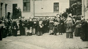 Russische Soldatenfrauen warten auf Nachrichten von der Front..., Erster Weltkrieg, 1915, ca. 1920 von Unbekannt