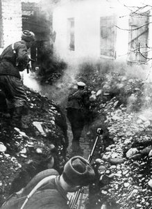 Russische Truppen befreien ein Dorf in der Nähe von Ordhonikidse, Kaukasus, 1942