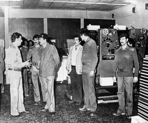 Saddam Hussein besucht eine staatliche Papierpresse, Bagdad, Irak, 1986 von Unbekannt