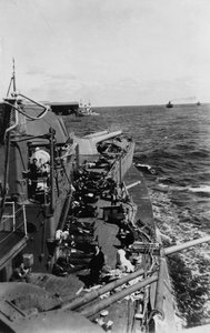 Matrosen schlafen auf dem Oberdeck des britischen Schlachtschiffs HMS Malaya, ca. 1940-1941