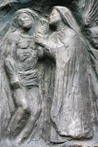 Saint-Pierre de Montmartre Kirche: Notre-Dame-Tor Skulptur: Jesus wird vom Kreuz abgenommen, Paris, Frankreich von Unbekannt