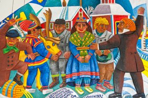 Sami-Kunst; das tägliche Leben der Sami; bunte Holzschnitzerei; Sami-christlicher Altaraufsatz, entworfen vom Künstler Bror Hjort in der Holzkirche von Jukkasjärvi; Lappland; Norrbotten; Schweden; Skandinavien; Europa