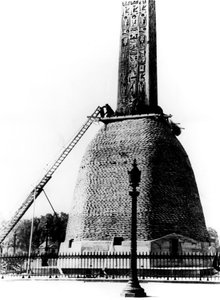 Sandsäcke schützen die Basis des ägyptischen Obelisken, deutsch besetztes Paris, 1940