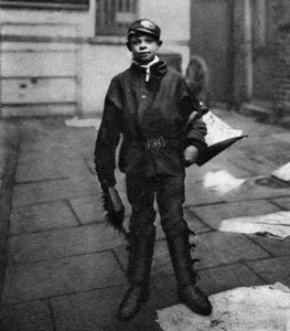 Straßenkehrerjunge, der Pferdemist auf der Straße aufräumt, London, 1926-1927 von Unbekannt