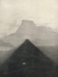 Schatten des Adamspik bei Sonnenaufgang, 1926