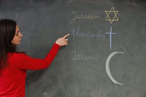 Schullehrer erklärt Religionen, Montrouge, Frankreich von Unbekannt