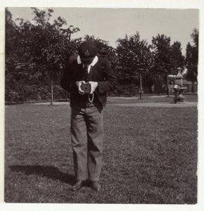 Schuljunge macht ein Foto, um 1905