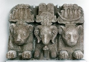 Skulptur von drei Tierköpfen