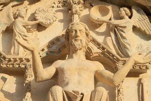 Skulptur des sitzenden Christus auf einem Thron. Das Jüngste Gericht. Tympanon des westlichen Zentralportals. (Detail)