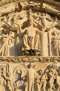 Skulptur des sitzenden Christus auf einem Thron. Das Jüngste Gericht. Tympanon des westlichen Zentralportals von Unbekannt