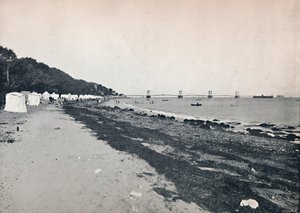 Meeresblick - Der Badestrand und die Hängebrücke, 1895 von Unbekannt