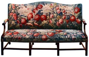 Sofa, Teil einer Chippendale-Möbelgarnitur, bezogen mit einem Wandteppich aus dem 18. Jahrhundert, um 1920 von Unbekannt