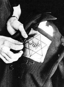 Das Nähen des gelben Sterns zur Identifizierung eines Juden auf eine Jacke, deutsch besetztes Paris, 1942 von Unbekannt