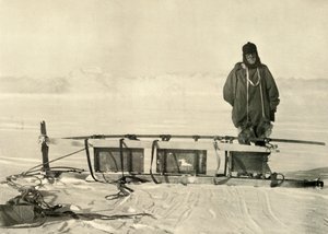 Shackleton neben dem gebrochenen südlichen Schlitten, ca. 1908, 1909