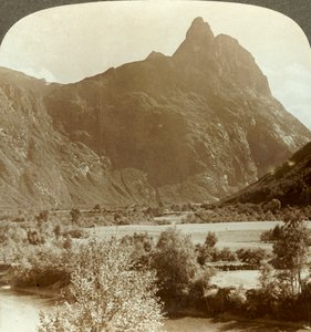Scharfe Zinnen des Romdalshorn, die die Bergwand über dem Fluss Rauma krönen, Norwegen, ca. 1905