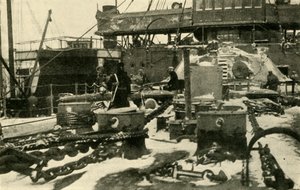 Schiff versorgt Kohle unter eisigen Bedingungen, Erster Weltkrieg, 1914, um 1920