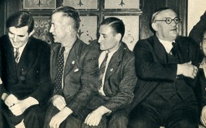 Kameraden an Land. John G. Winant, Ernest Bevin mit Handelsschiffern