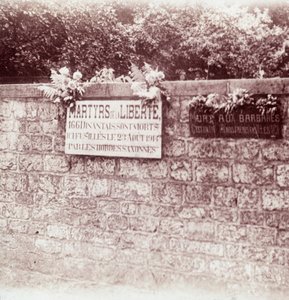 Schild zum Gedenken an Zivilisten, die von den Deutschen erschossen wurden, Dinant, Belgien, um 1914-1918