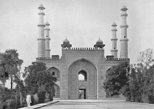 Sikandra. Tor des Grabmals von Akbar, um 1910