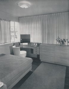 Einfache und praktische Linien charakterisieren dieses Schlafzimmer, 1942 von Unbekannt