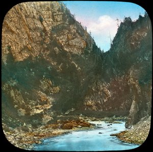 Sindh-Fluss, vorbei an den Klippen unterhalb von Sonamarg, Kaschmir, Indien, spätes 19. oder frühes 20. Jahrhundert