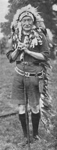 Sir Robert Baden-Powell, gekleidet in die Tracht eines Indianerstammes, um 1925