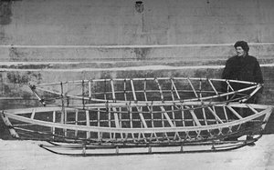 Skelette eines Einmann-Kajaks aus Bambus und eines Doppelkajaks, liegend auf einem Handschlitten, 1894, 1897