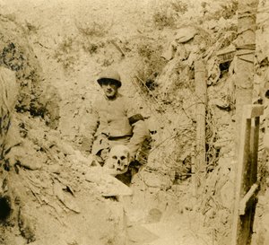Schädel, der in den Schützengräben gefunden wurde, um 1914-1918 von Unbekannt