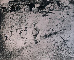 Soldat unter Holzkreuzen, um 1914-1918