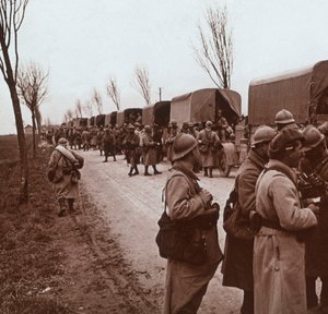 Soldaten und LKW-Kolonne auf der Voie Sacrée, Verdun, Nordfrankreich, ca. 1914-1918