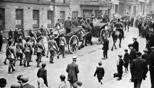 Soldaten begleiten Kohlenkarren während des Streiks, Sheffield, um 1920